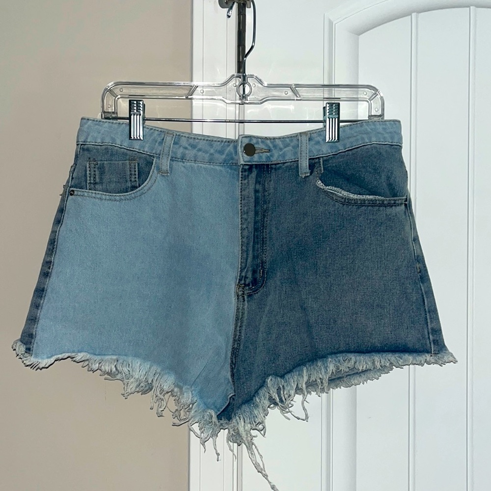 Two tone raw hem denim shorts